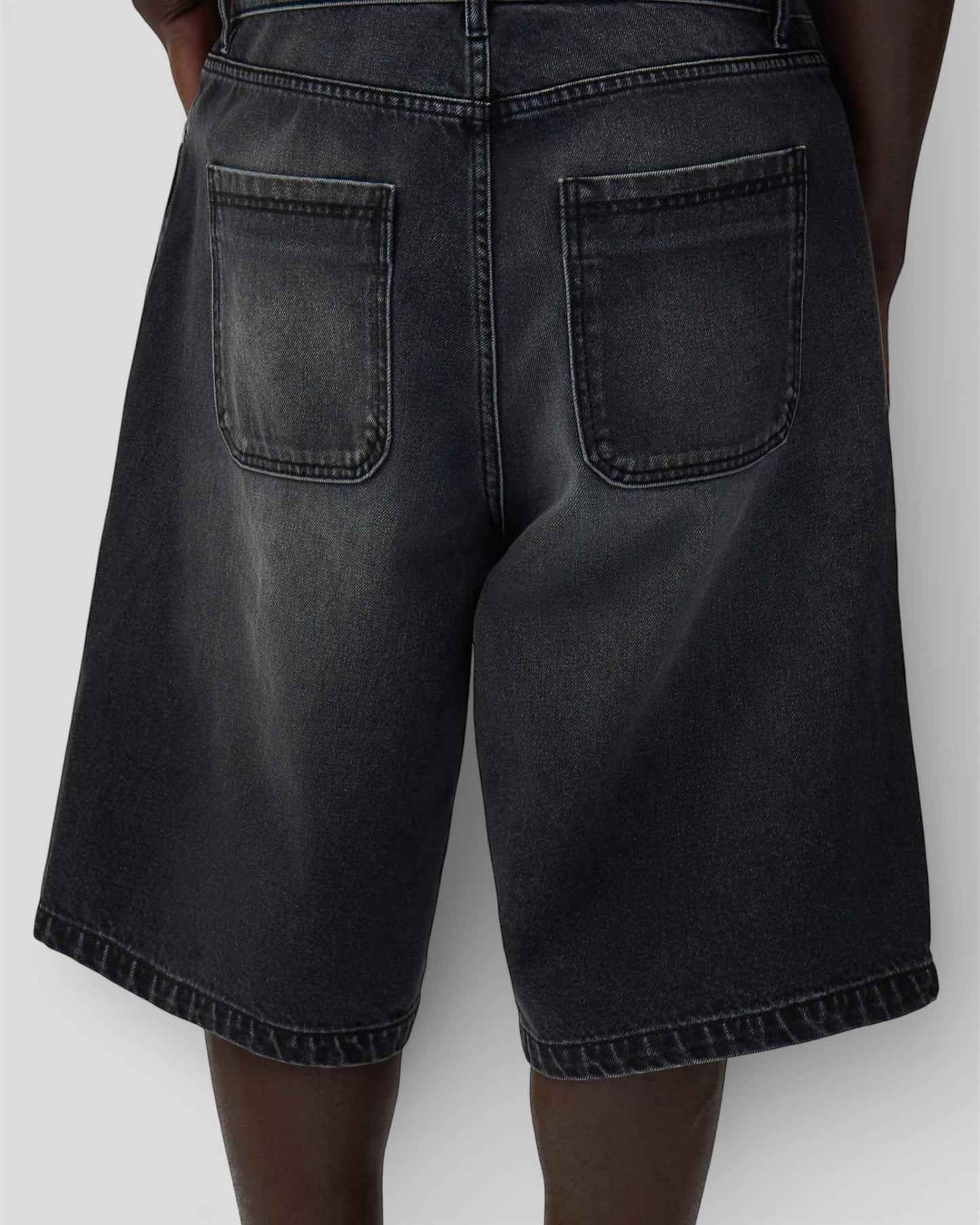 Round pocket denim short