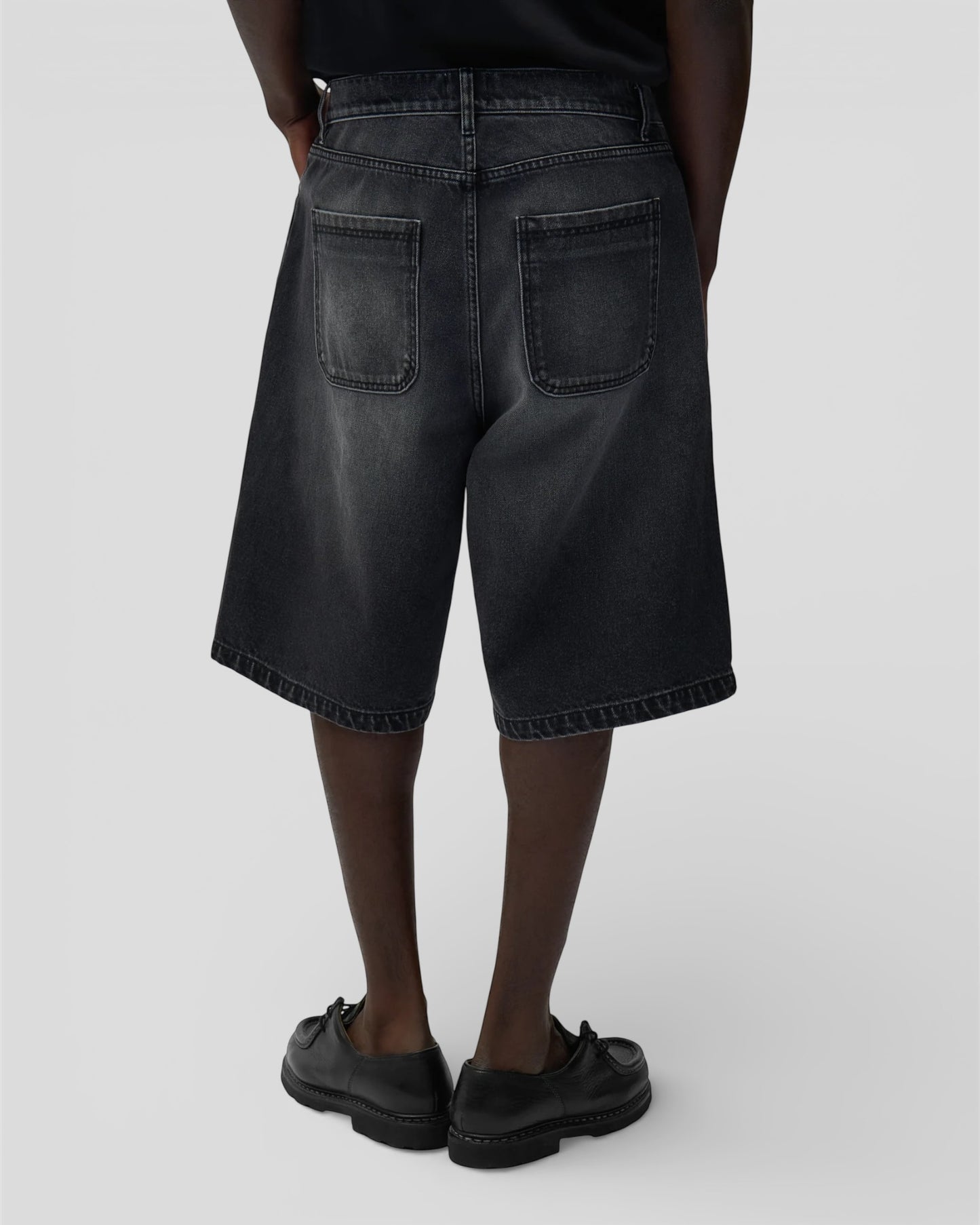 Round pocket denim short