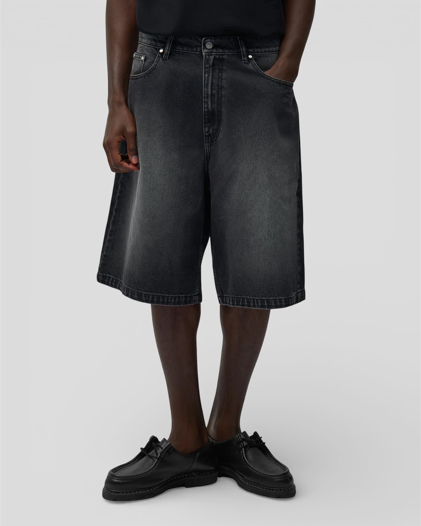Round pocket denim short